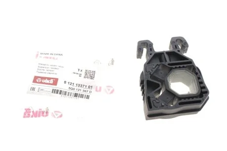 Кронштейн радіатора верхній Skoda Octavia (13-)/VW Golf (13-)/Audi A1 (15-),A3 (13-)/Seat Leon (13-) VIKA Vika 51211337101
